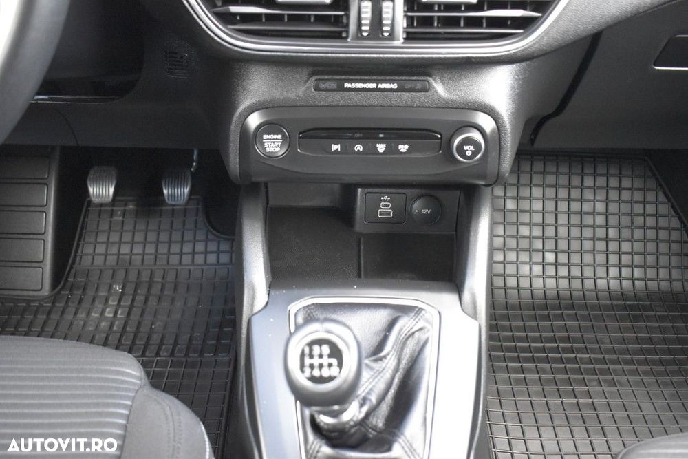 Ford Focus 1.0 EcoBoost 6MT MHEV Titanium - 34