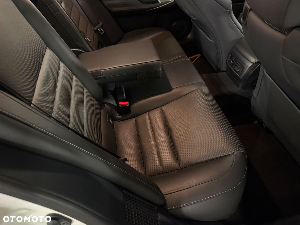 Lexus IS 300h F Sport - 24