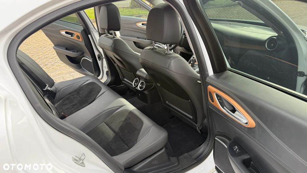 Alfa Romeo Giulia 2.0 Turbo 16V AT8 Veloce - 30