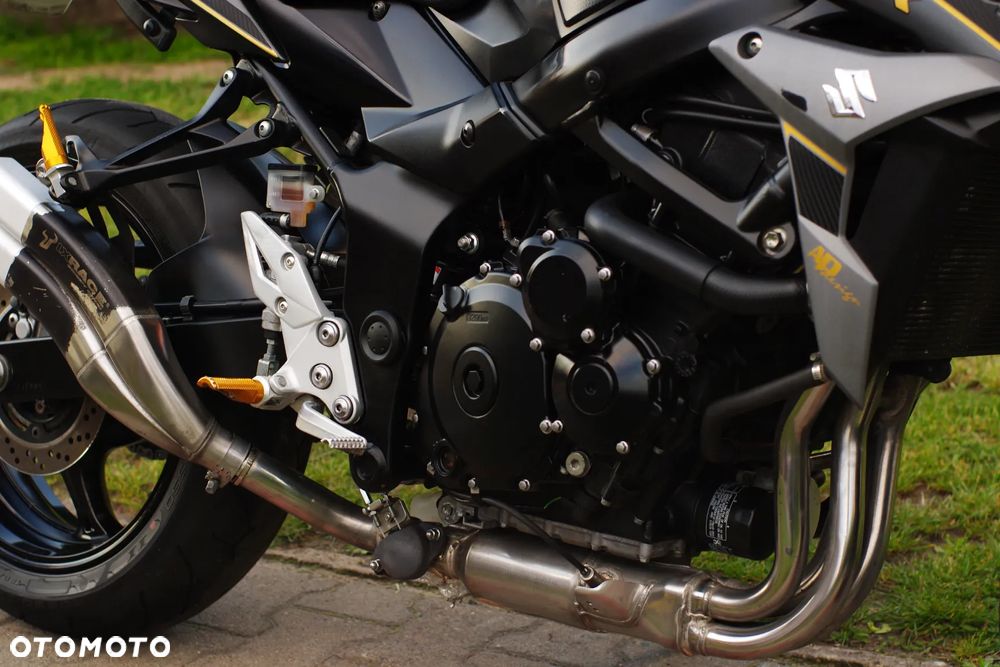Suzuki GSR - 9