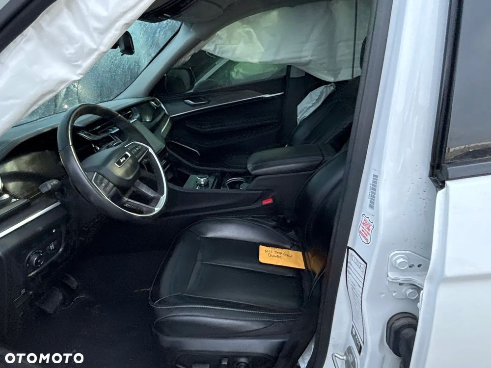 Jeep Grand Cherokee - 30