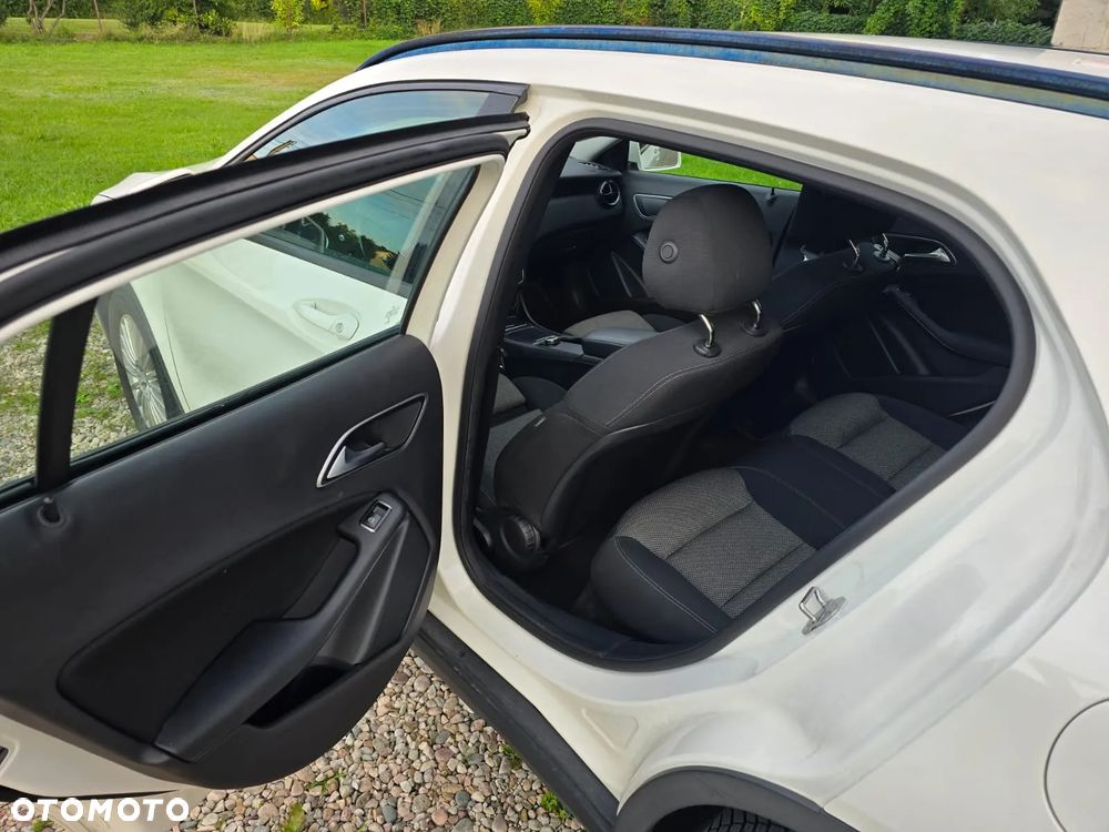 Mercedes-Benz GLA 180 7G-DCT - 20