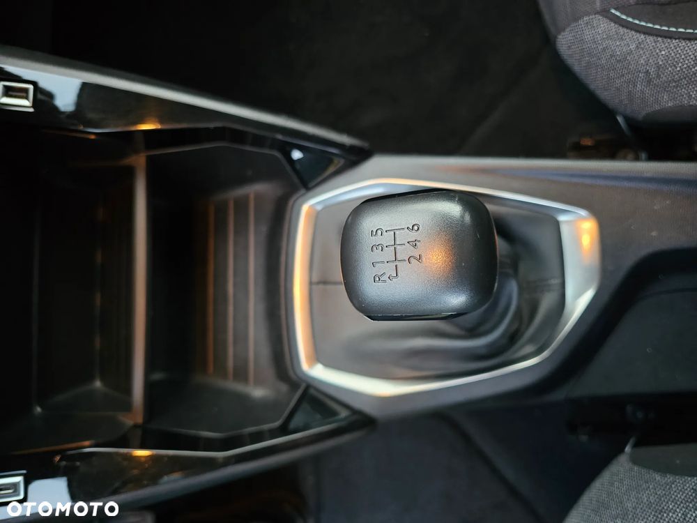 Peugeot 208 - 14