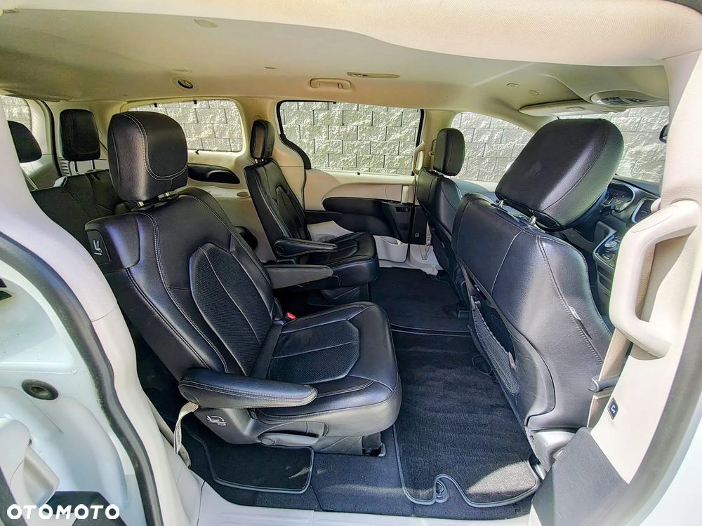 Chrysler Pacifica - 17