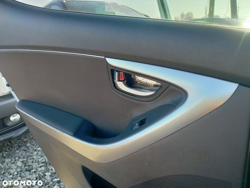 Hyundai Elantra - 14