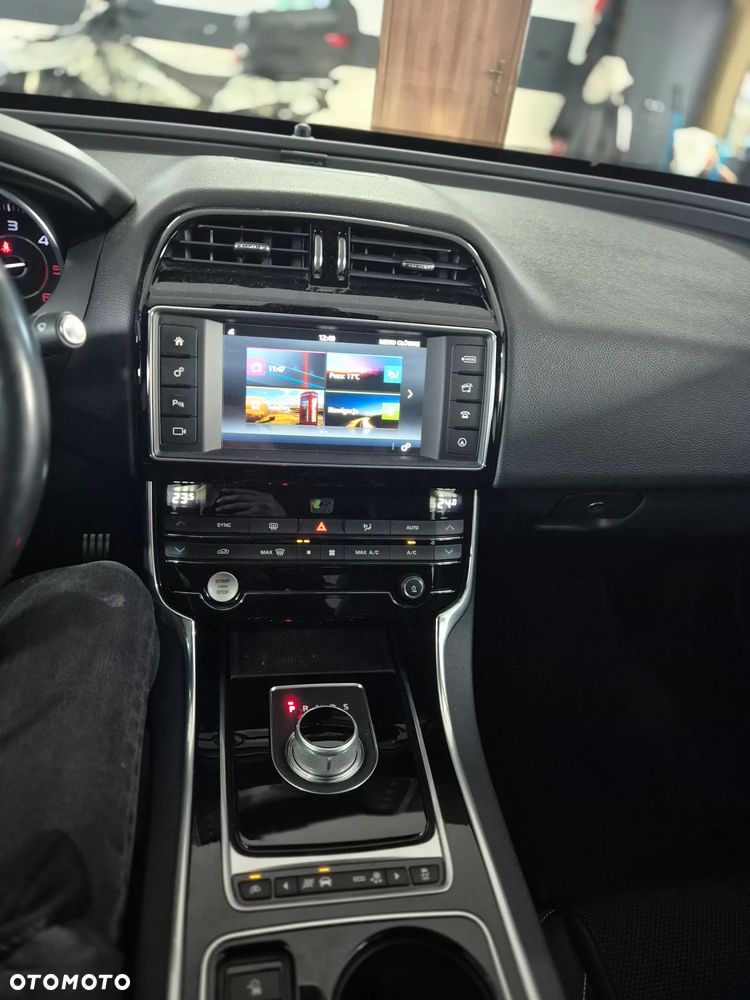 Jaguar XE 2.0 D R-Sport - 19