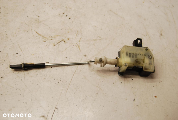 SIŁOWNIK KLAPKI WLEWU PALIWA 5M0810773 VW GOLF V PLUS