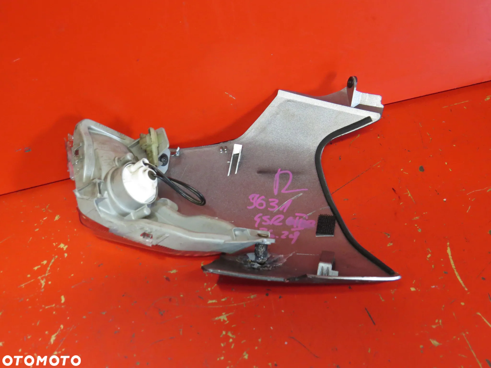 SUZUKI GSR 600 GSR600 K10 09 kierunkowskaz kierunek prawy owiewka bok osłona - 5