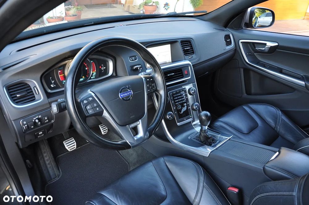 Volvo V60 D5 R-Design - 17