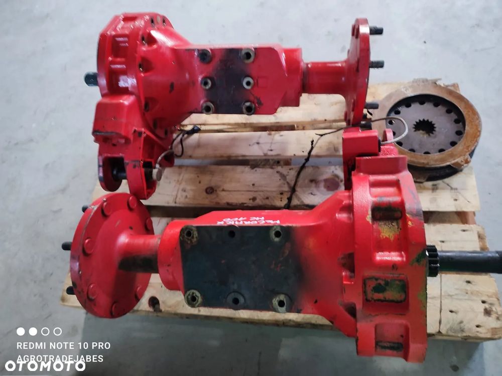 Zwolnica Zwrotnica Półoś 125708  Piasta  McCormick MC 100 - 2