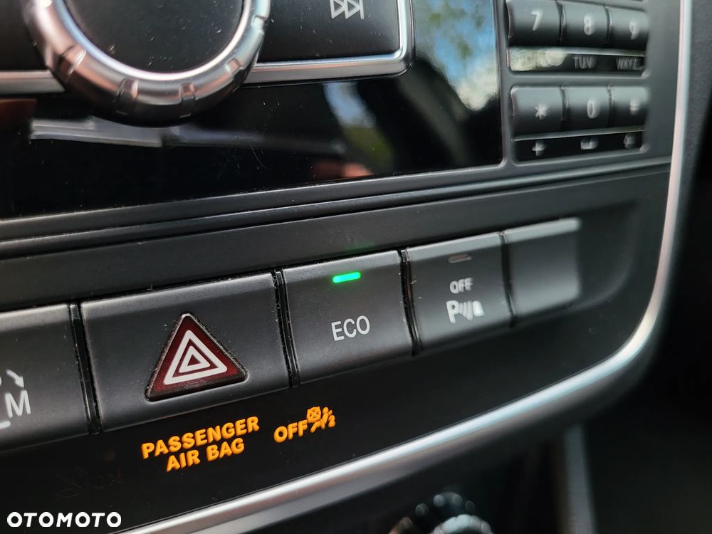 Mercedes-Benz GLA - 33