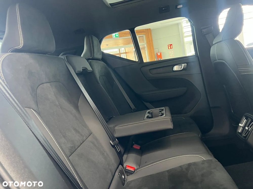 Volvo XC 40 B4 AWD Ultimate Dark - 26