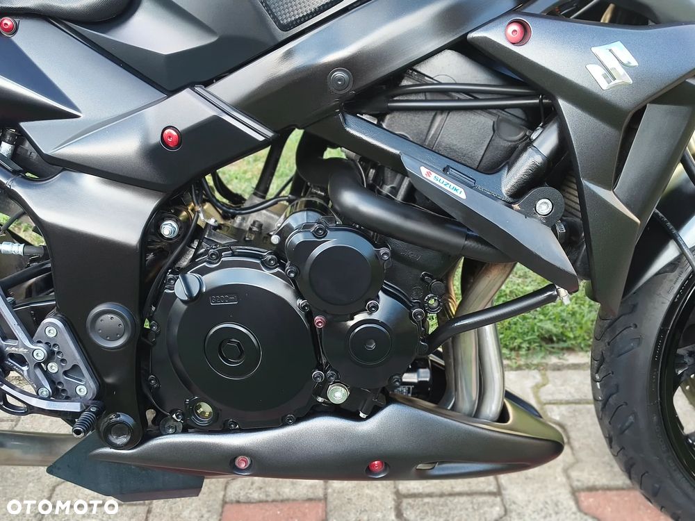 Suzuki GSR - 14