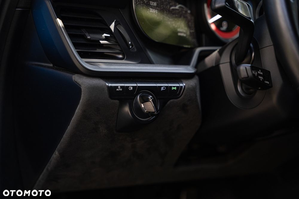 Porsche 911 Carrera 4 GTS - 22