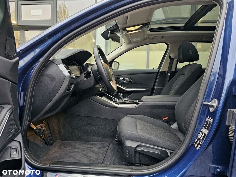 BMW Seria 3 330i xDrive - 13