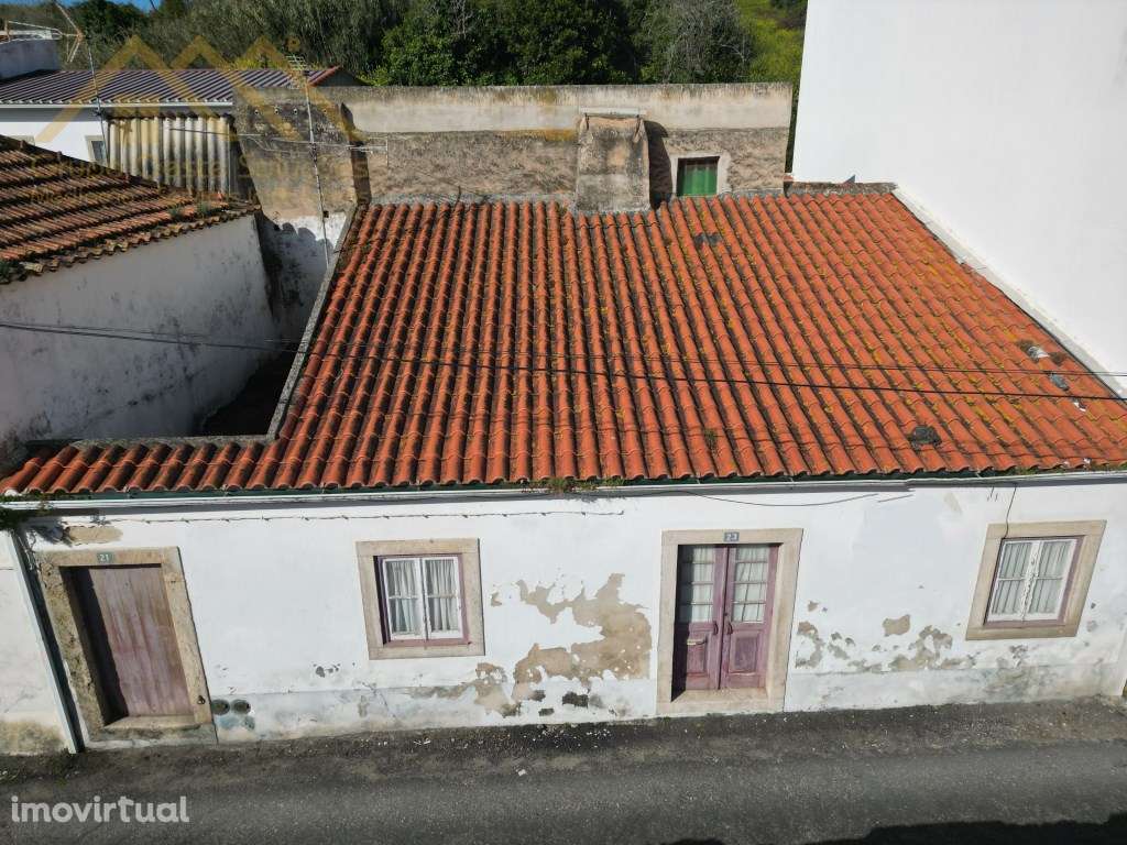 Prédio para recuperar no Centro da Lourinhã - Grande imagem: 2/5