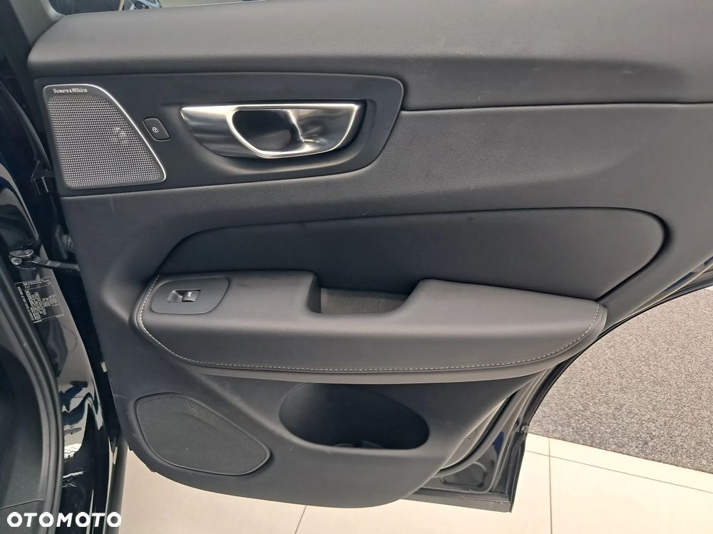 Volvo XC 60 T6 Plug-In Hybrid AWD Ultra Black Edition - 17