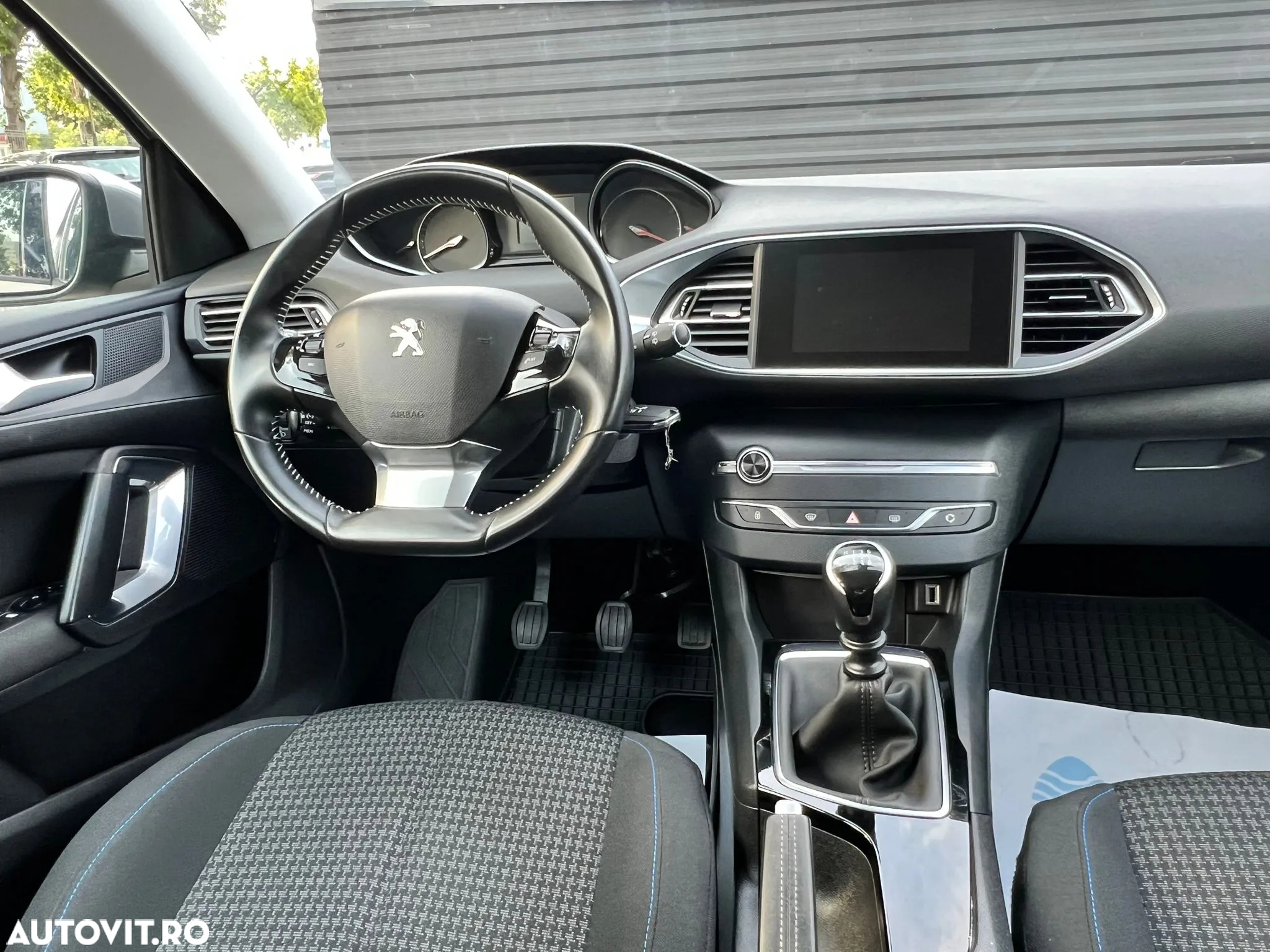 Peugeot 308 1.2 L PureTech Turbo S&S Allure - 14
