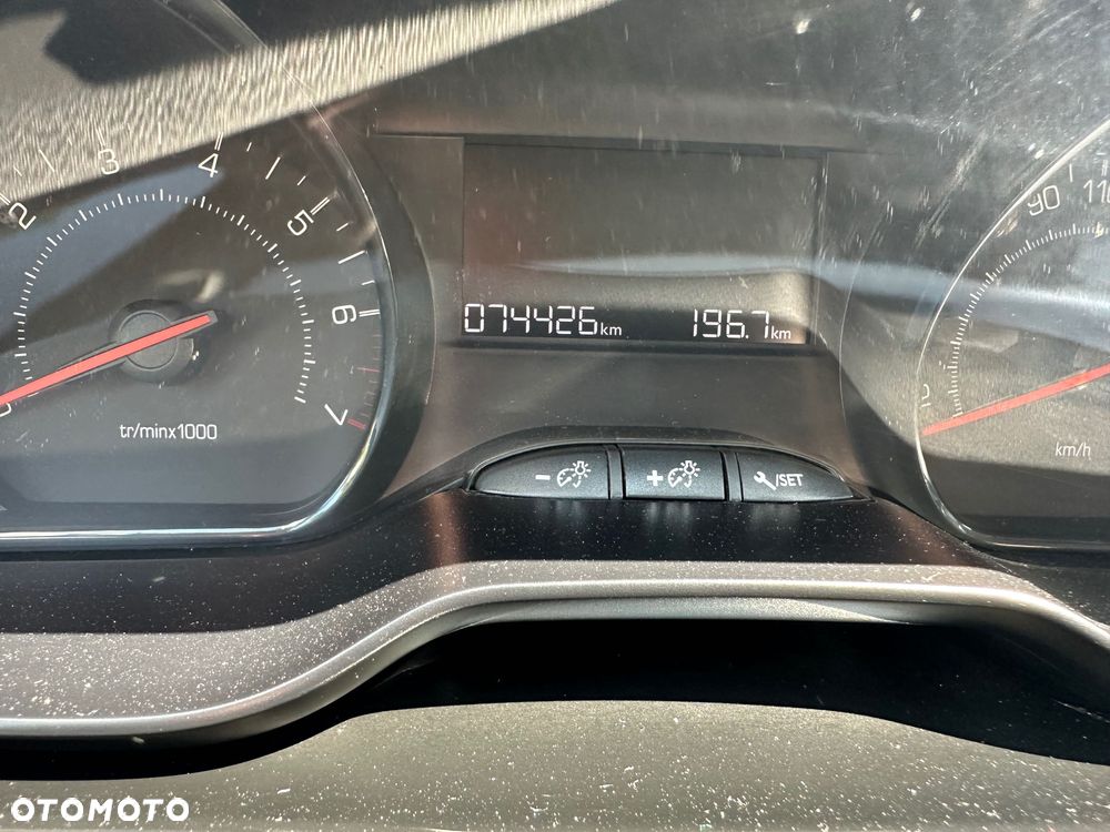 Peugeot 208 - 8