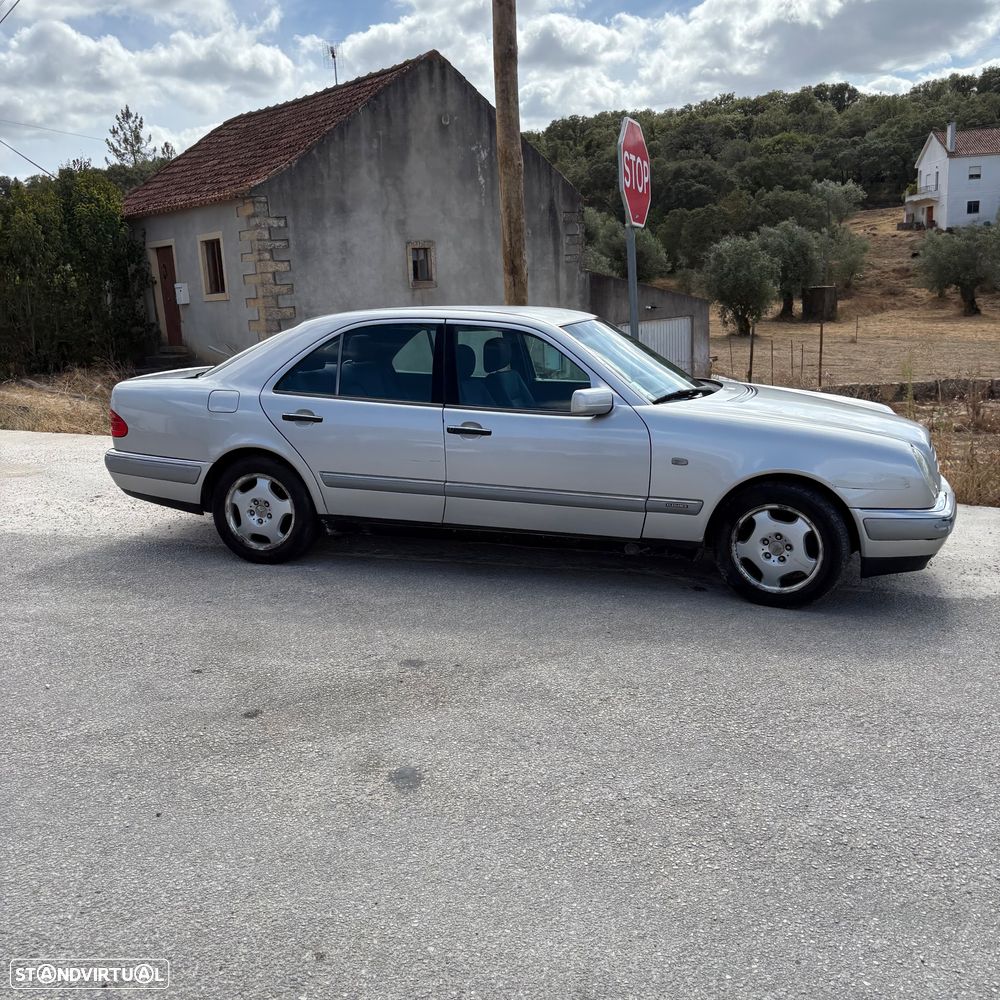 Mercedes-Benz 220 - 1