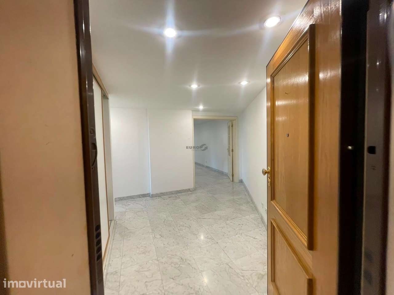 Elegante T1 com Vista Mar em Condomínio Privado, Jardins Piscina - Grande imagem: 2/25