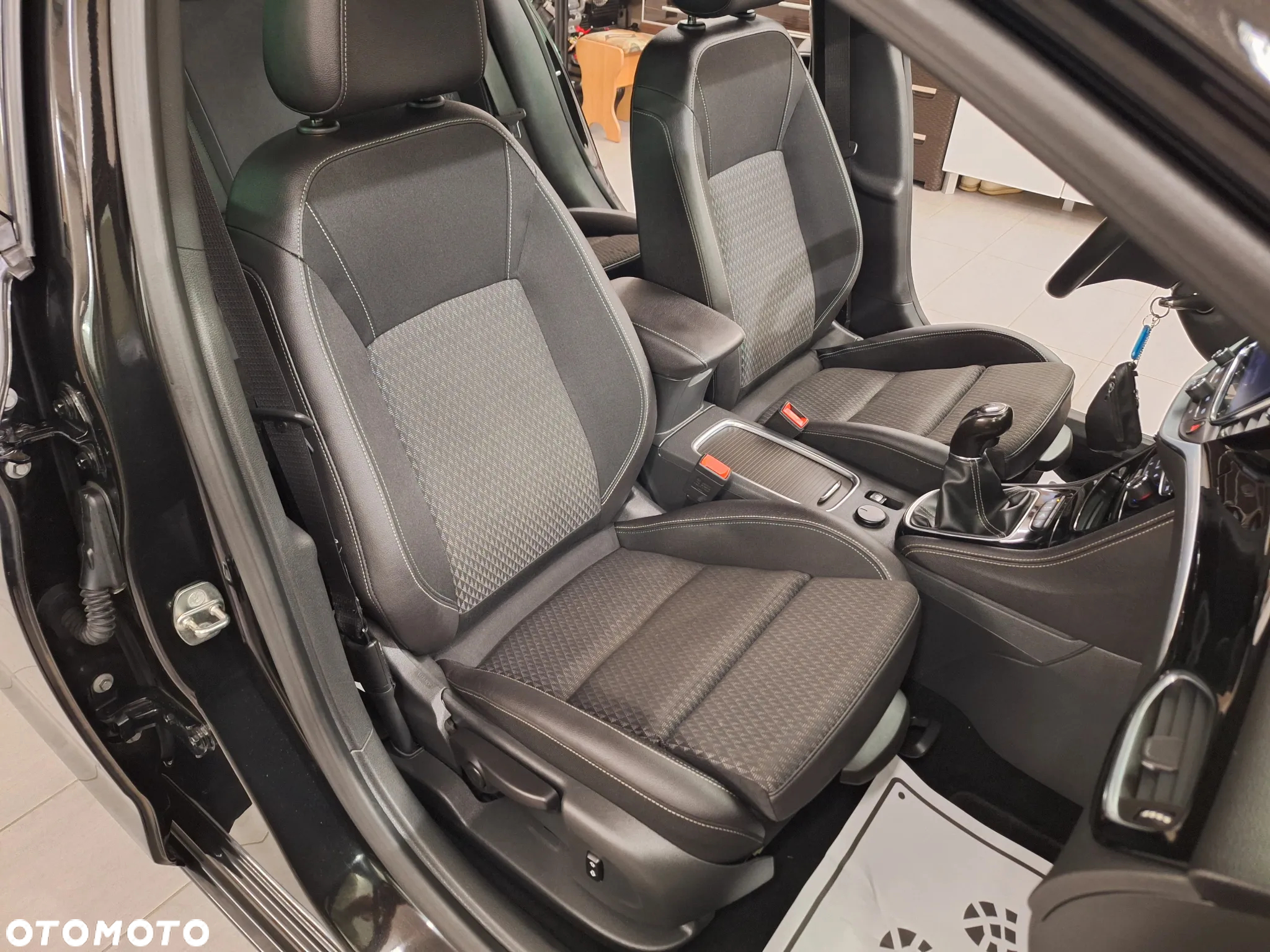 Opel Astra 1.4 Turbo Business - 29