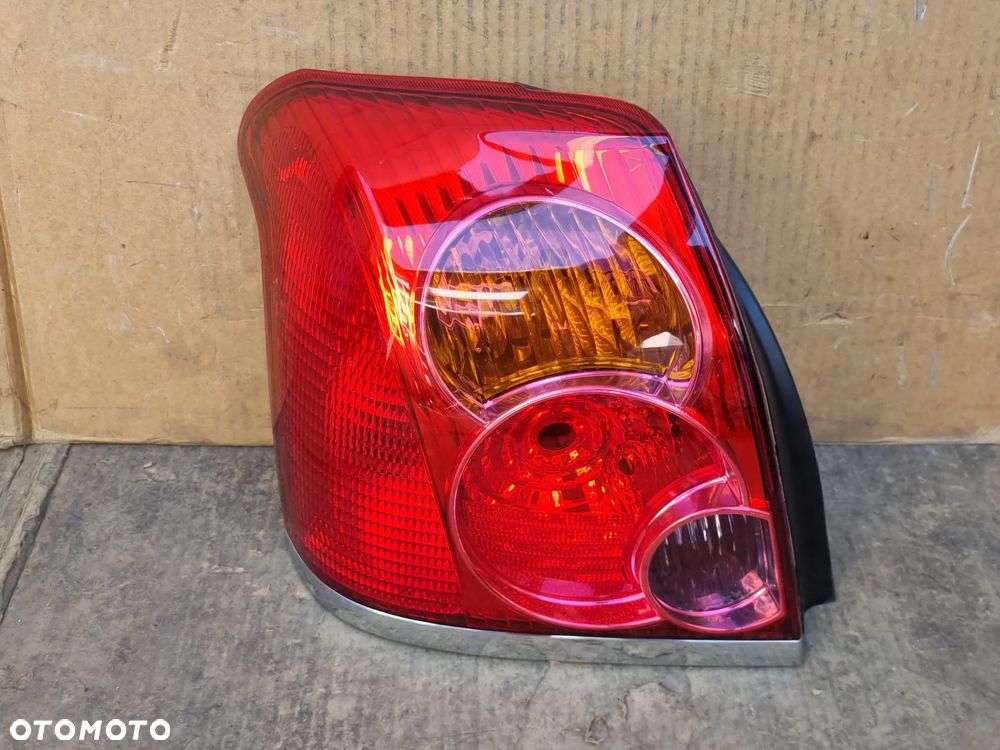 TOYOTA AVENSIS T25 SEDAN LAMPA LEWY TYŁ TYLNA