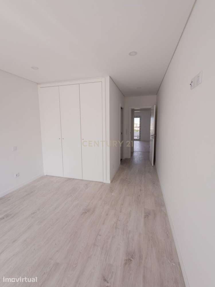 T2 Duplex com Varandas, Parqueamento e Arrecadação em Condomínio Priva - Grande imagem: 2/18