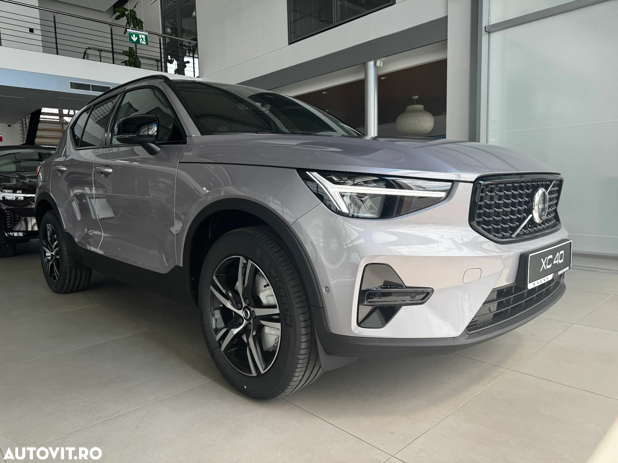 Volvo XC 40 B3 AT FWD MHEV Plus Dark - 2
