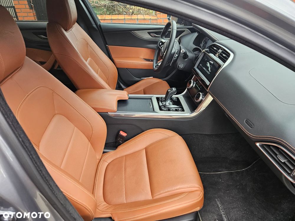 Jaguar XE 2.0 P250 SE - 10