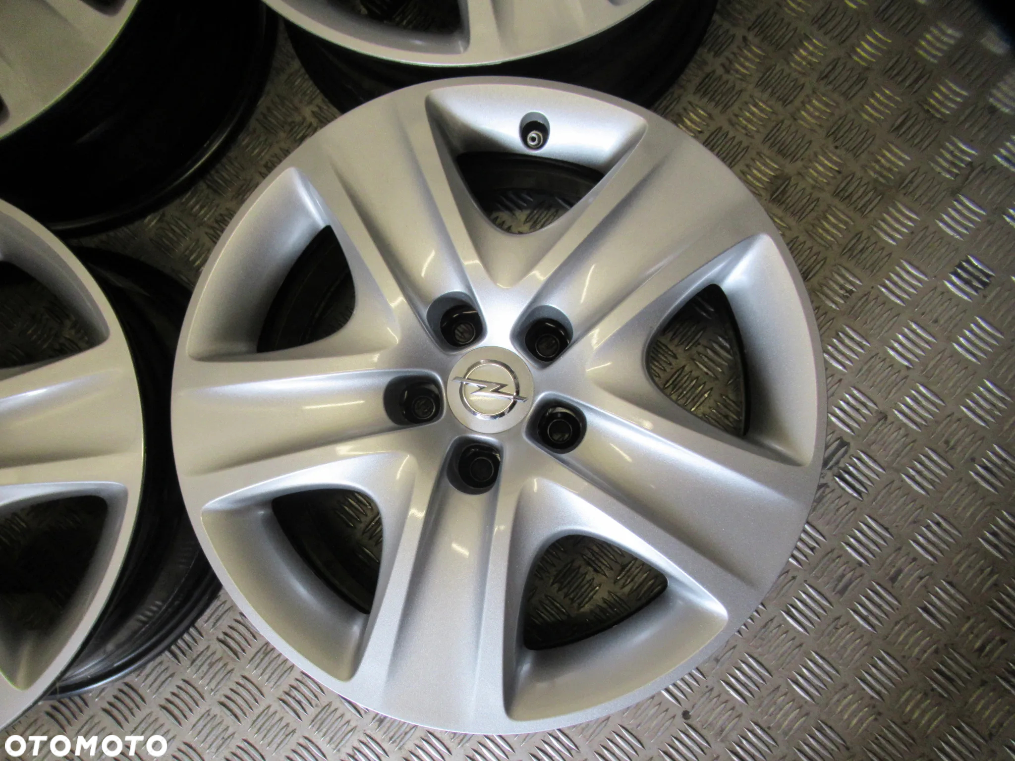 NOWE felgi strukturalne Opel Insignia B Astra J Zafira C 7Jx17 et44 5x115 - 2