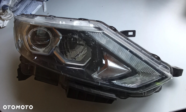 Lampa prawa przód Nissan Qashqai II 2 J11