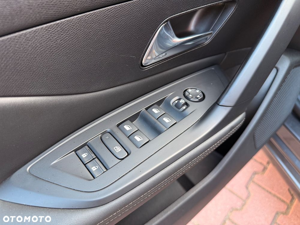 Peugeot 308 1.5 BlueHDi Active Pack Business S&S EAT8 - 32