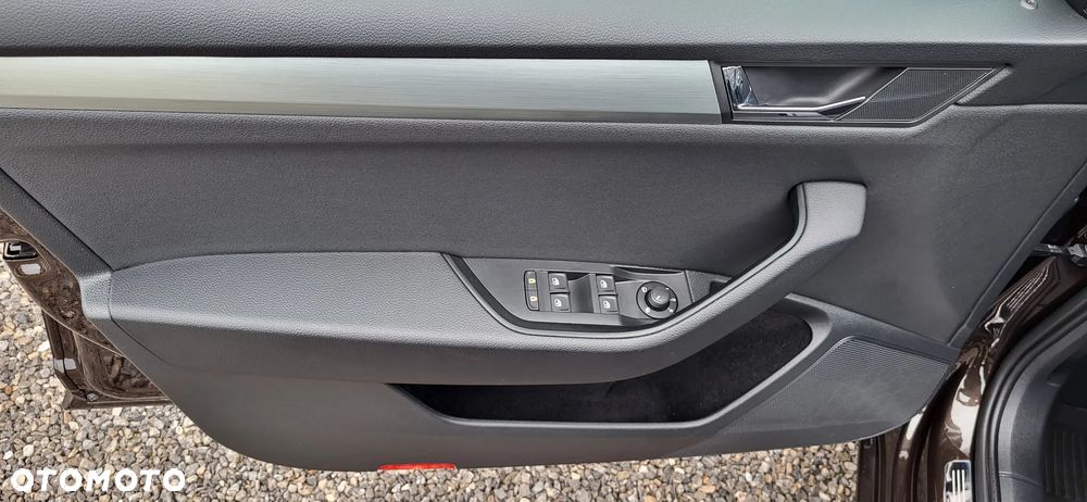 Skoda Superb 2.0 TDI Ambition DSG - 25