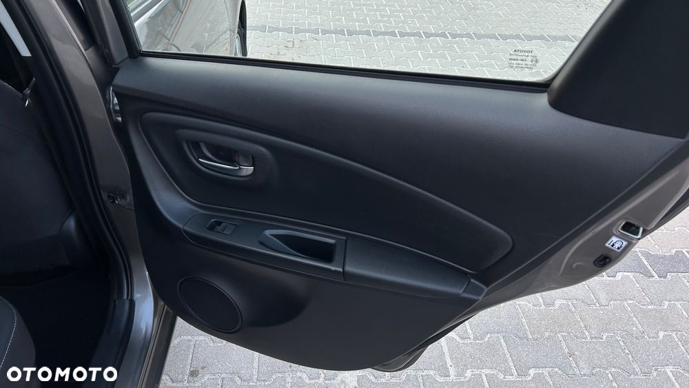 Toyota Yaris Hybrid 100 Business Edition - 28