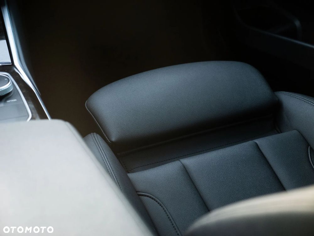 BMW Seria 3 330e M Sport - 13