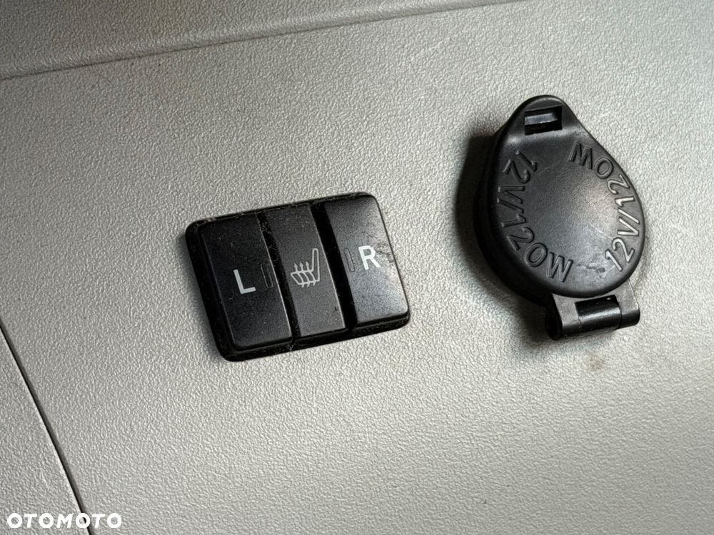 Toyota Prius 1.8 HSD Premium - 33