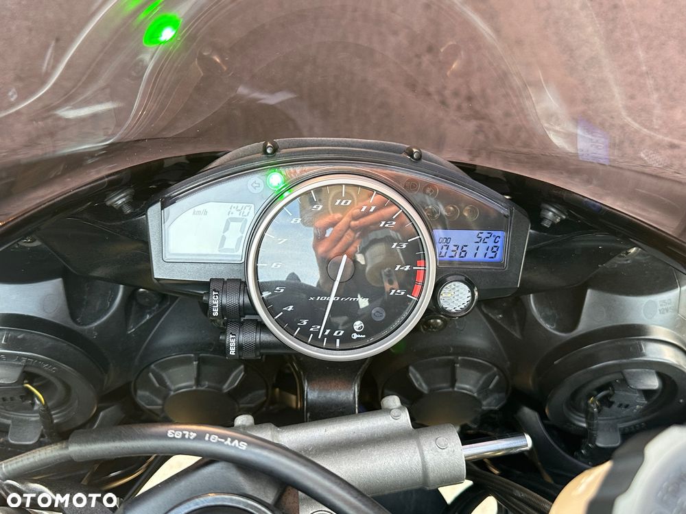 Yamaha R1 - 12