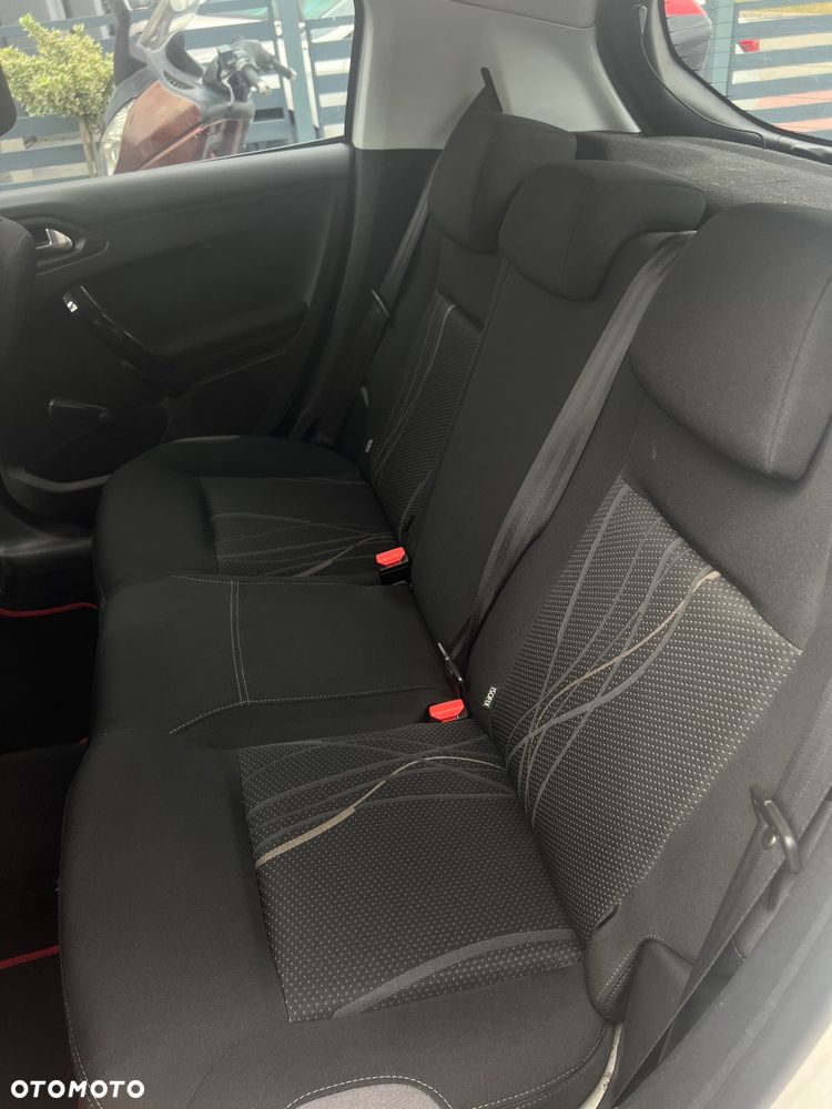 Peugeot 208 - 17