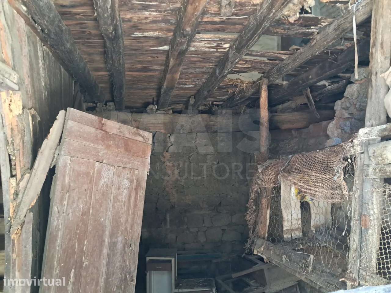 Ruína de 2 Pisos e Logradouro - Tipologia T2 - Aldeia de Joanes, Fu... - Grande imagem: 3/6