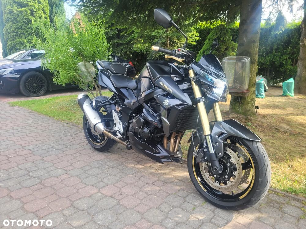 Suzuki GSR - 2