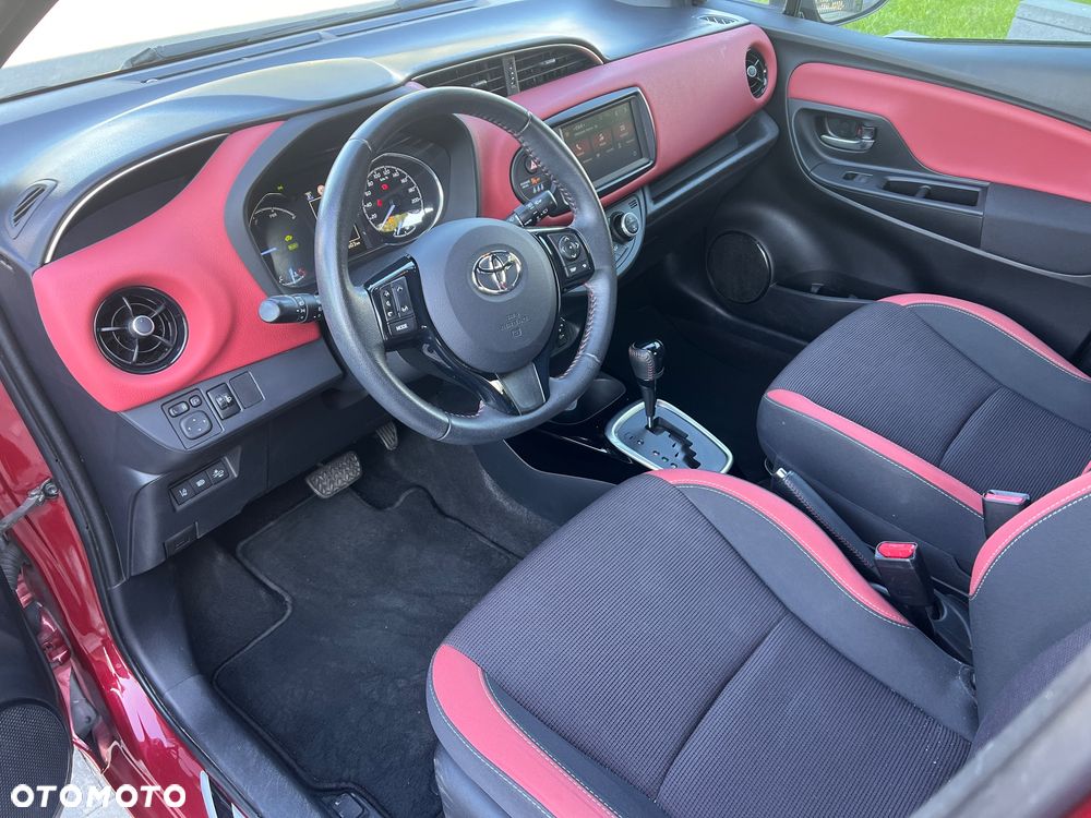 Toyota Yaris Hybrid 100 Selection - 12