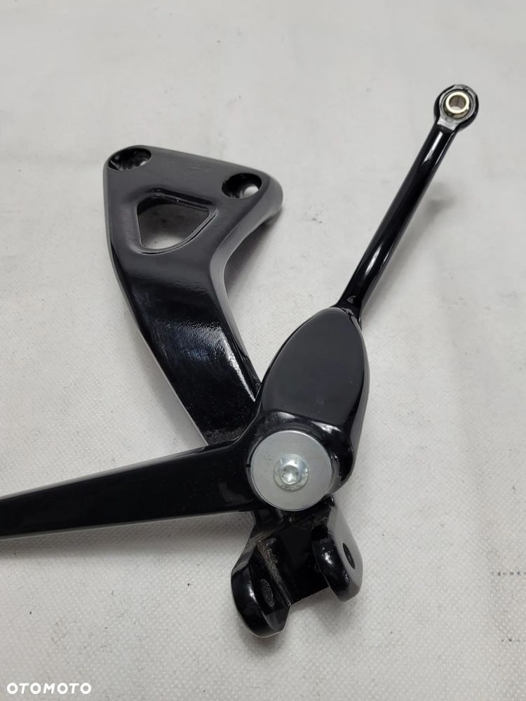 Set mocowanie podnóżka prawe Harley Davidson Milwaukee Eight 50500601 - 5