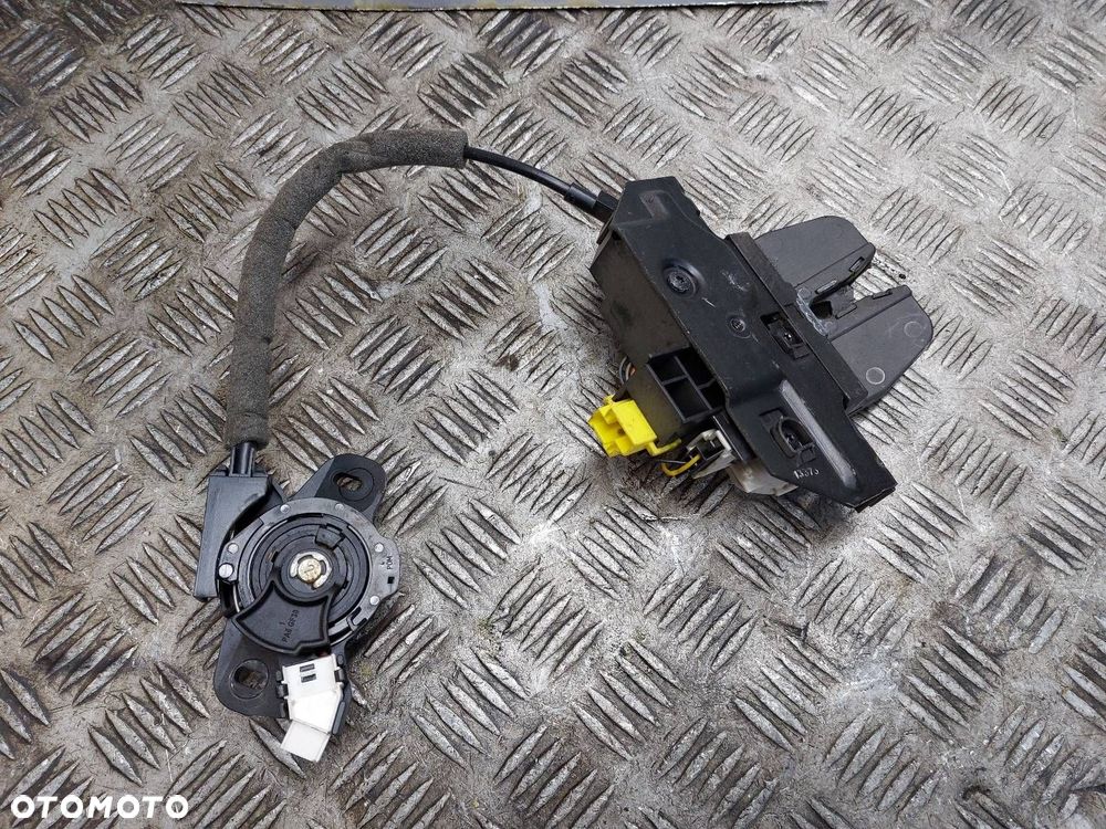STOPKA TRZECIE ŚWIATŁO STOP + ZAMEK KLAPY BAGAŻNIKA OPEL VECTRA C HB 5D - 3