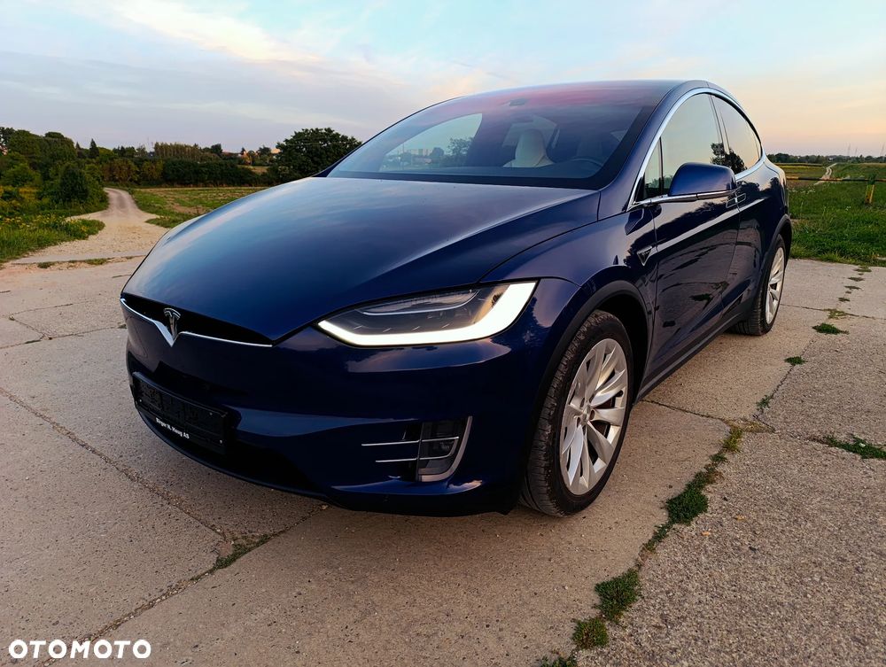 Tesla Model X - 21