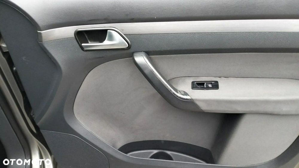 Volkswagen Touran 1.6 TDI DPF BlueMotion Technology STYLE - 23