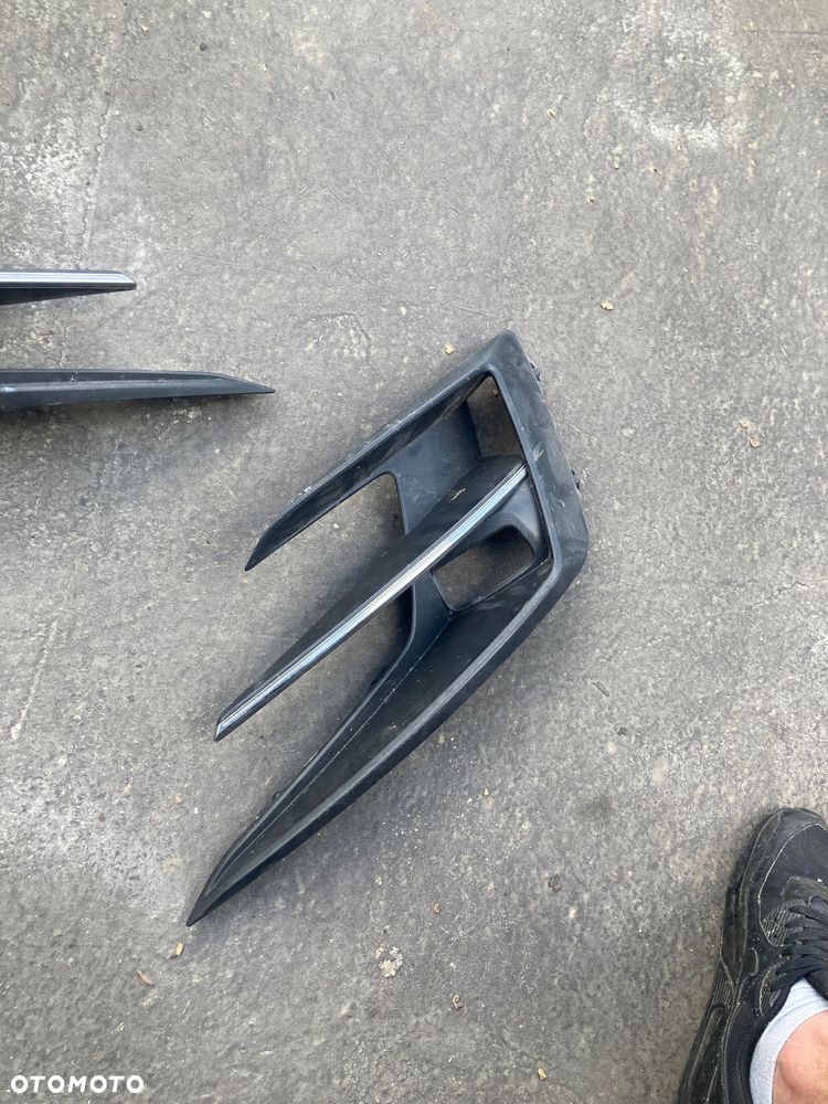 RENAULT Megane IV 4 lift prawa chrom kratka ZDERZAKA  przedniego KRATKA halogenu W ZDERZAK  przedni  zaślepka na halogen - 1