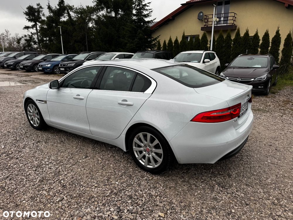Jaguar XE 2.0 T Prestige - 16