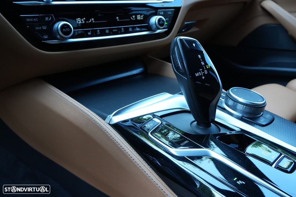 BMW 520 d Pack Desportivo M Auto - 11