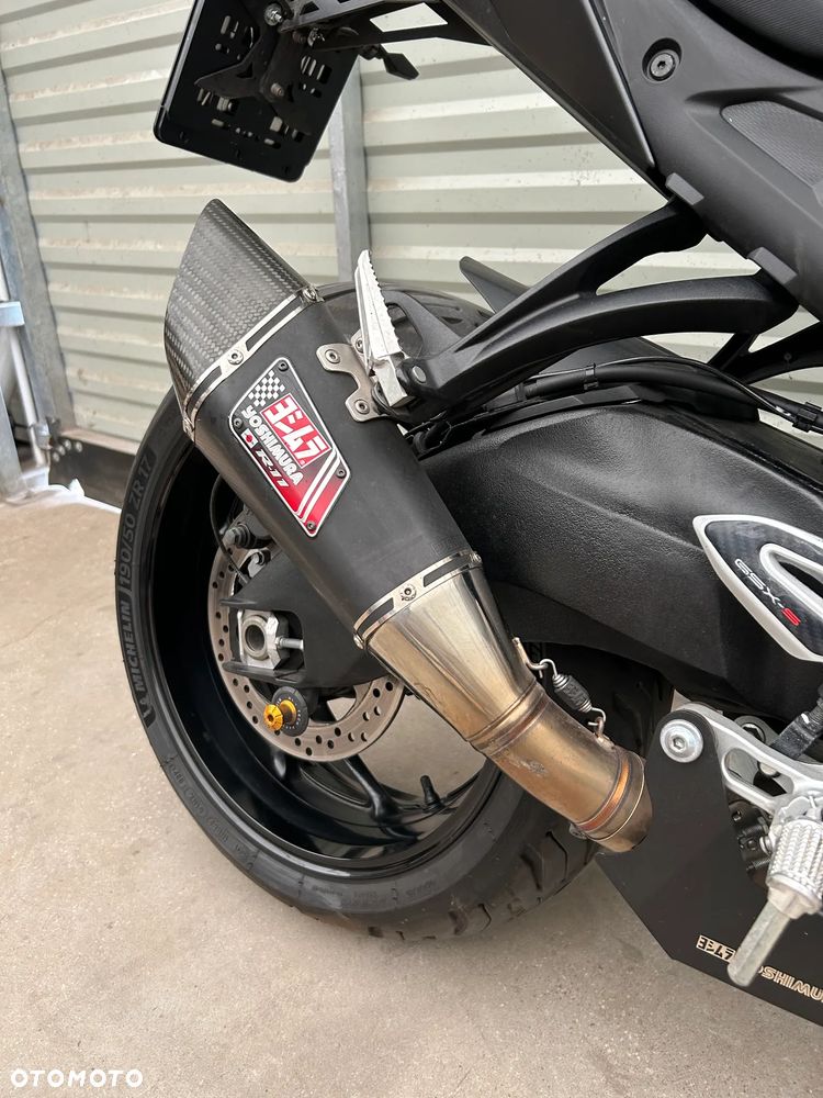 Suzuki GSX - 23